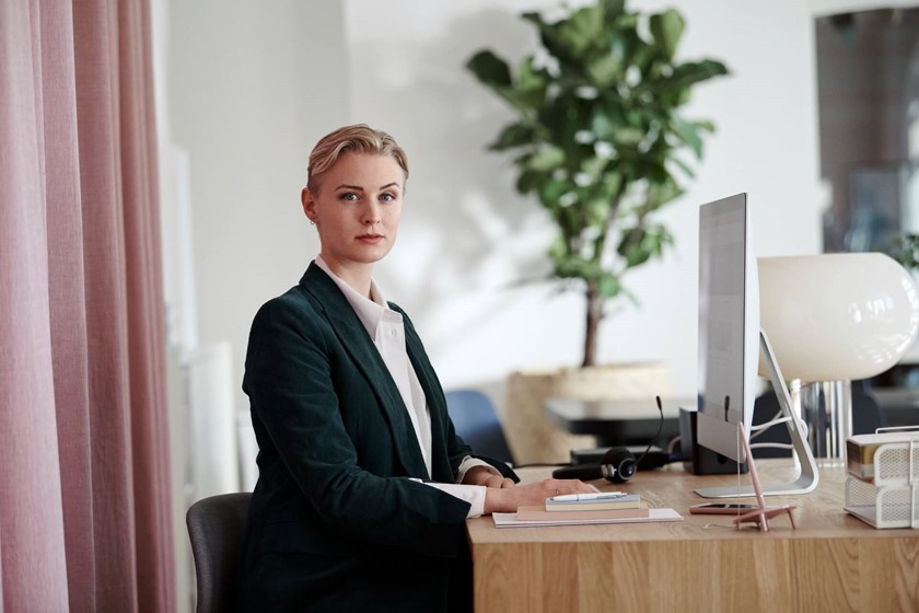 Vrouwelijke ondernemer achter haar bureau