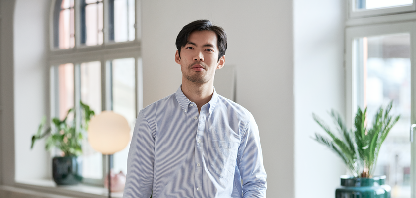 Ondernemer met Aziatisch uiterlijk en nette blouse op kantoor - energie advies ondernemers
