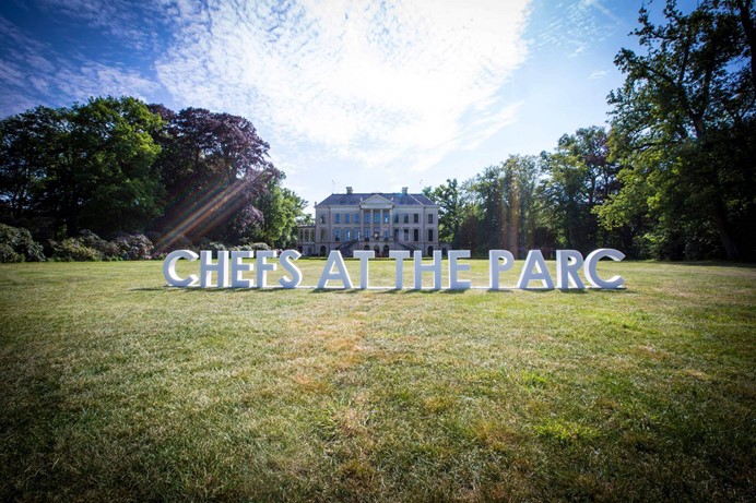 Chefs at the Park geschreven in witte letters in het gras