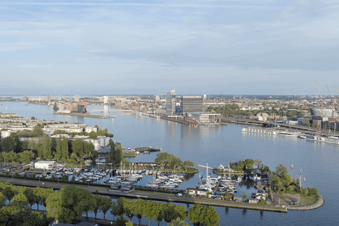 Luchtfoto van het Amsterdamse havengebied