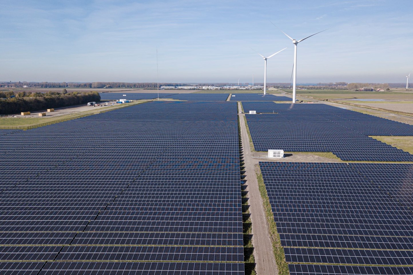 Luchtfoto van energiepark Haringvliet Zuid