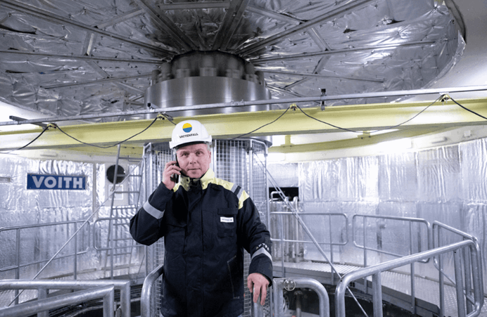 Technische medewerker met witte helm in waterstofcentrale