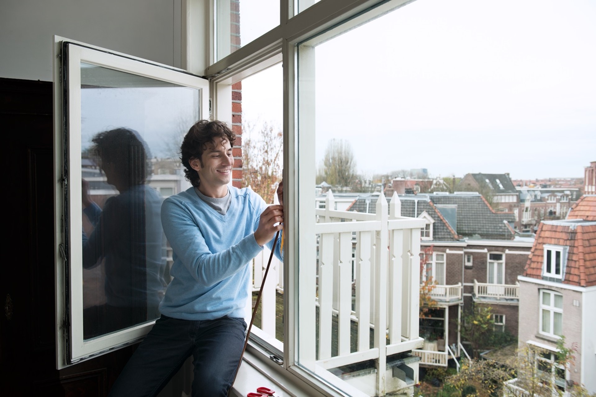 Man isoleert een raam met isolatietape | Vattenfall over het verhuisaanbod