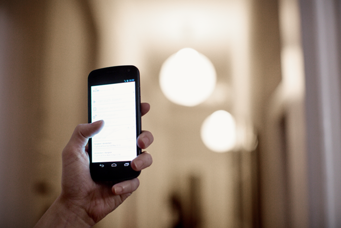 Persoon met mobiele telefoon in hand bekijkt Mijn Vattenfall