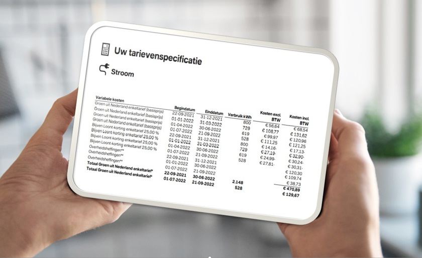 Tablet in handen met daarop onze tarievenspecificatie