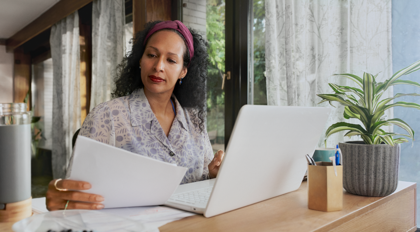 Vrouw achter computer bij Zo voorkom je afsluiting
