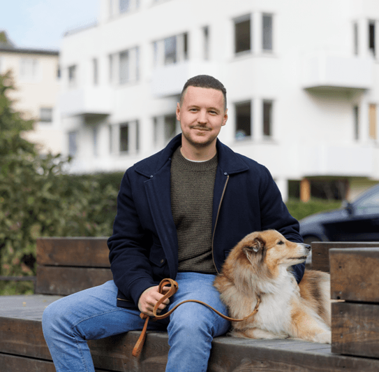 Man met hond op de bank