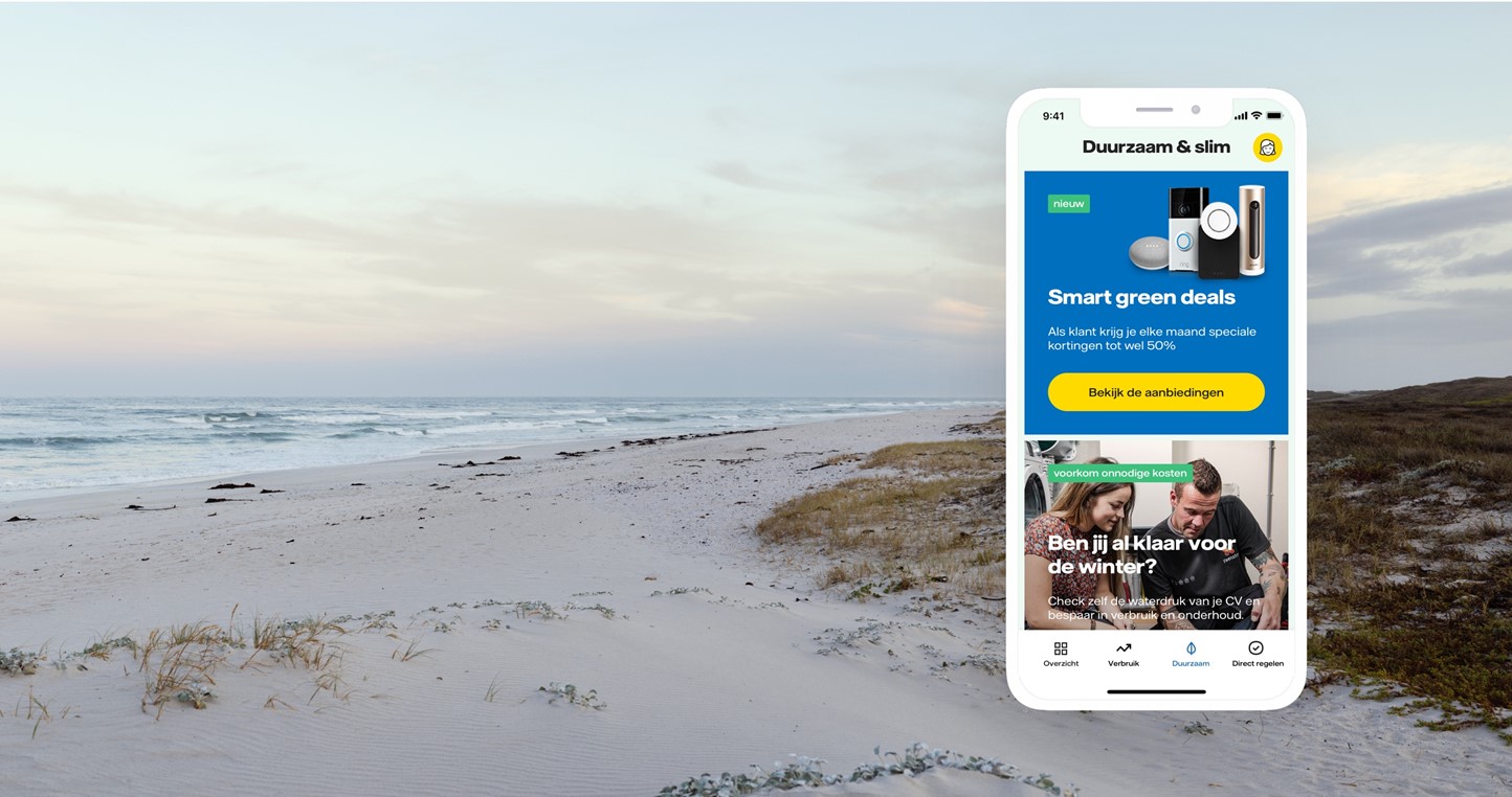 Energie-app op een smartphone met op de achtergrond het strand
