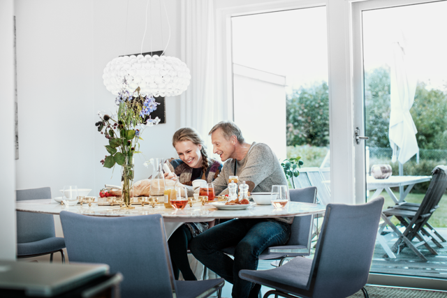 Man en vrouw zitten na het eten aan tafel