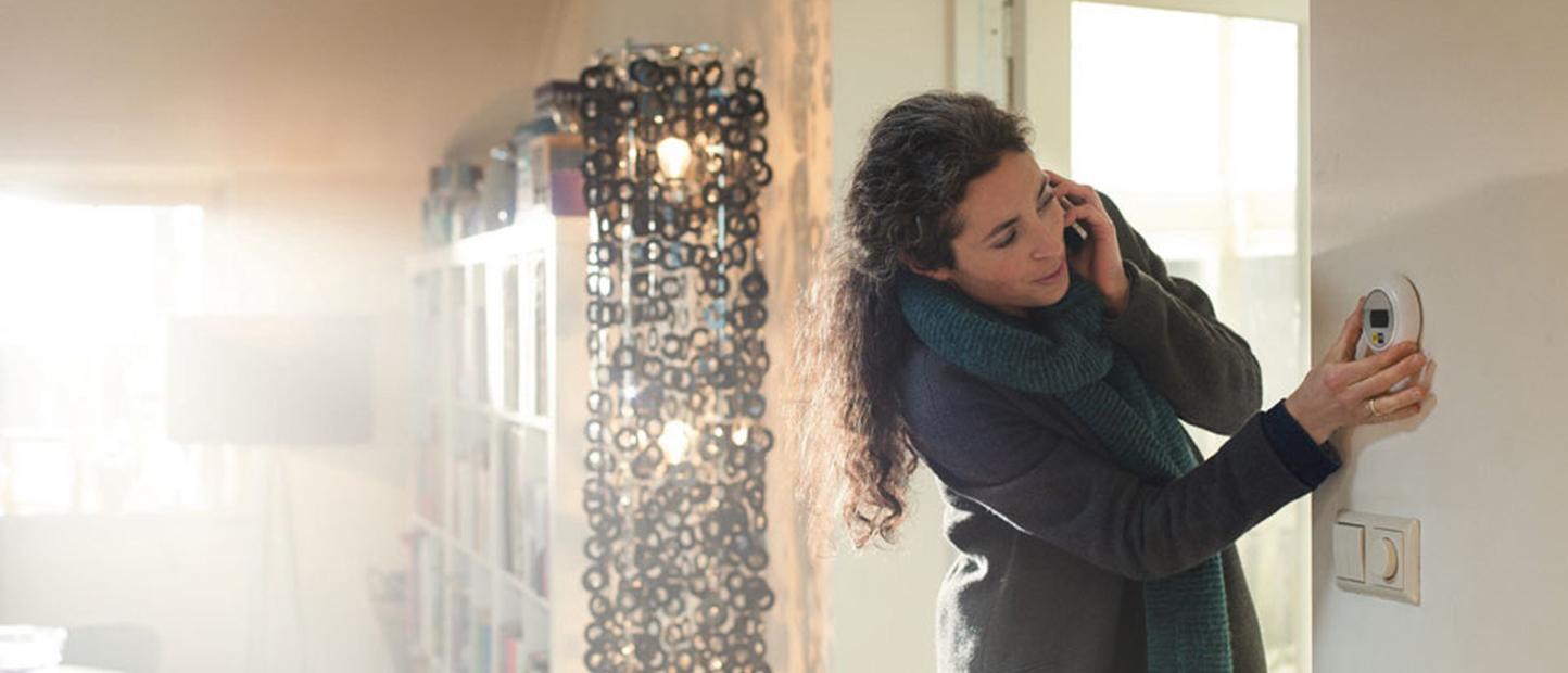 Vrouw voor thermostaat | Vattenfall Energie