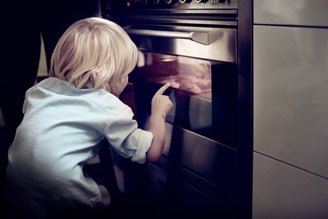 Jongetje zit bij de oven | Vattenfall Energie | Kosten kWh