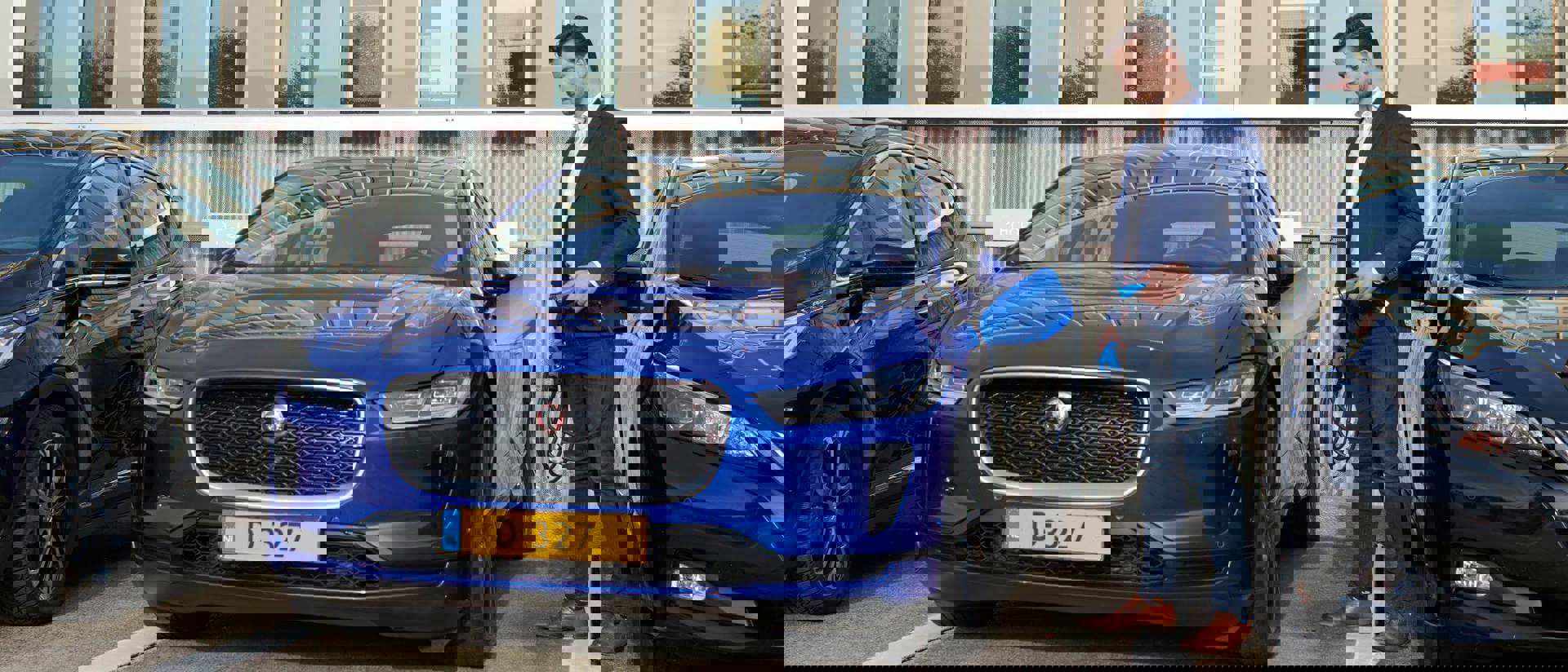 auto aan een openbare laadpaal