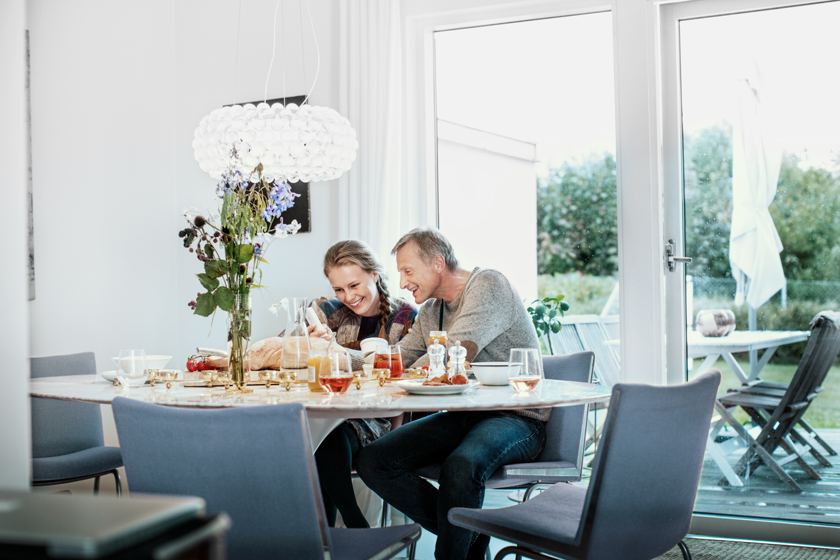 Man en vrouw aan een volle tafel