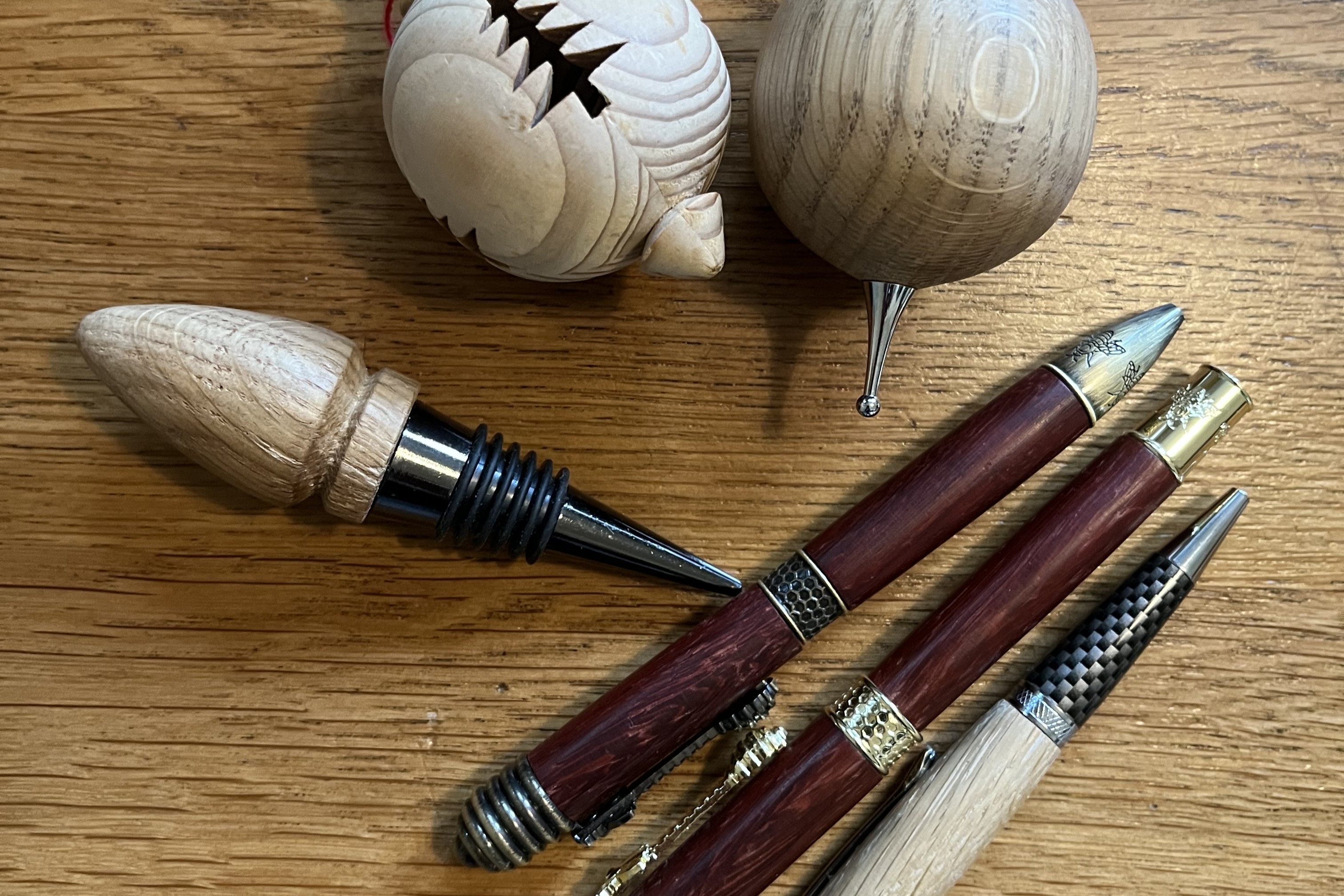 Houtbewerking pennen, kerstballen en wijnstop