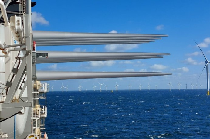 Windturbine Hollandse Kust Zuid in aanbouw