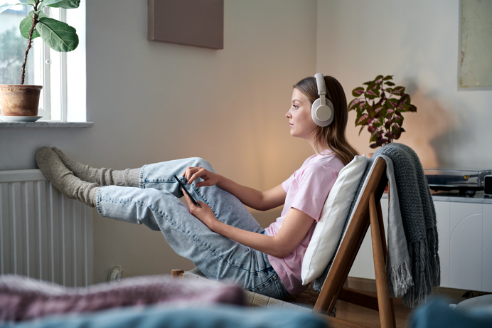 Man en vrouw warm onder een deken |  Vattenfall Energie