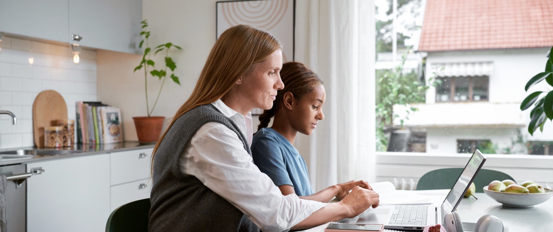 Vrouw en meisje achter laptop