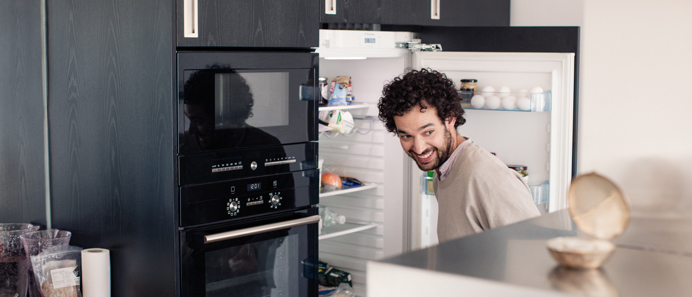 Man bij koelkast in de keuken | Vattenfall Energie