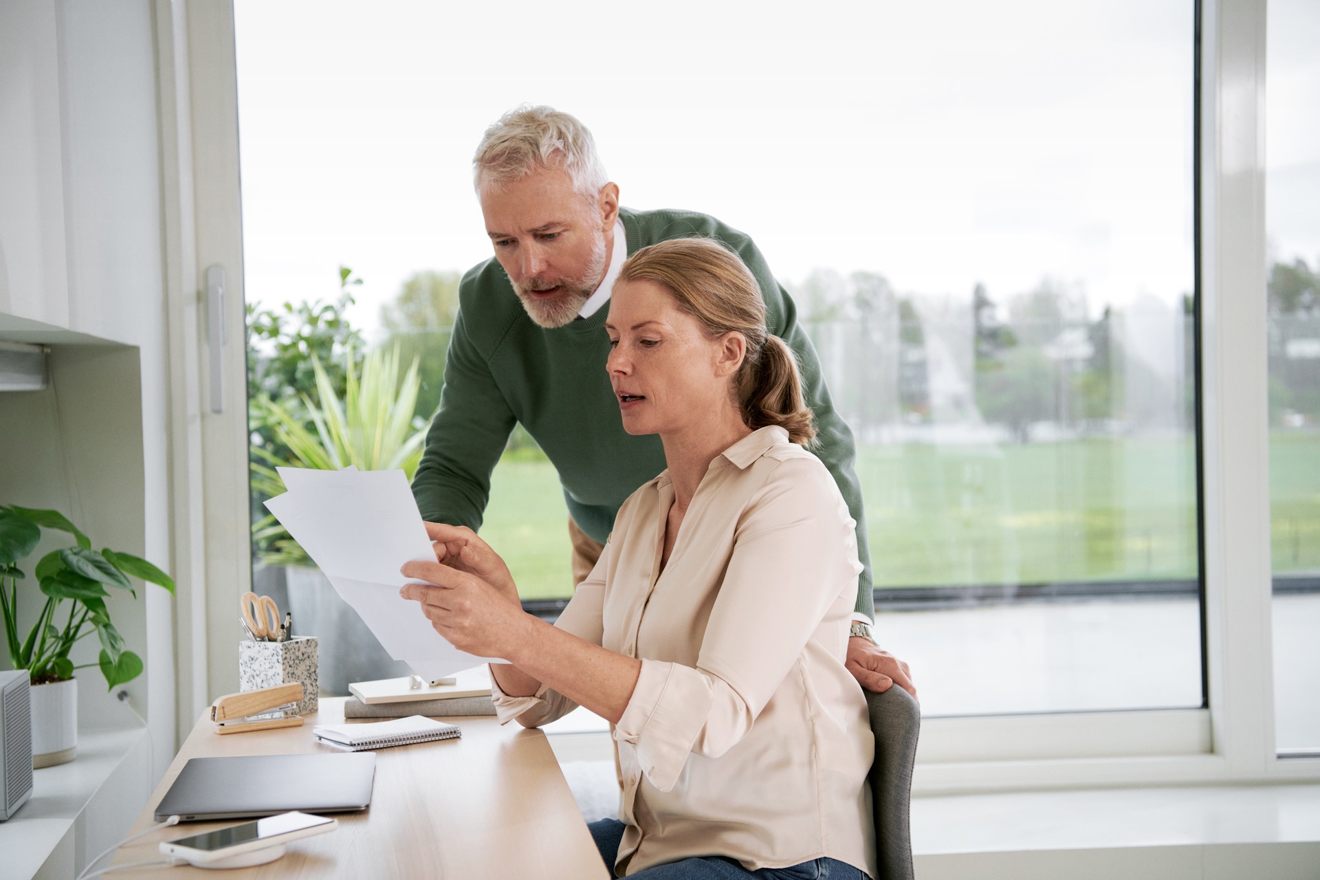 Man en vrouw met papieren