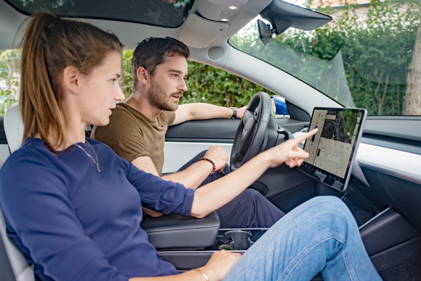 Man en vrouw in elektrische auto