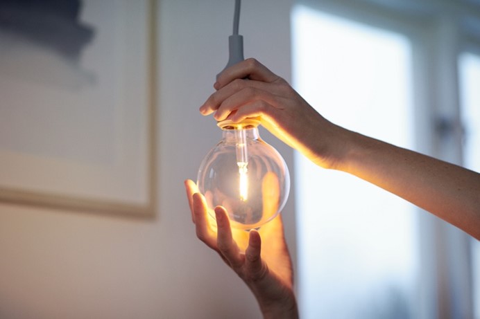 Handen die een ledlamp indraaien  | Vattenfall energie