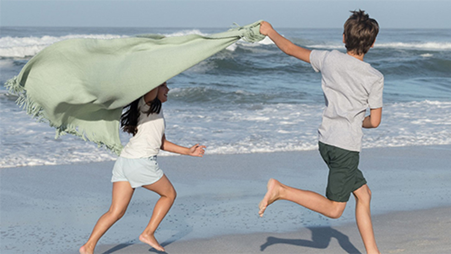 Jongen op het strand | Fossielvrij leven binnen een generatie mogelijk maken