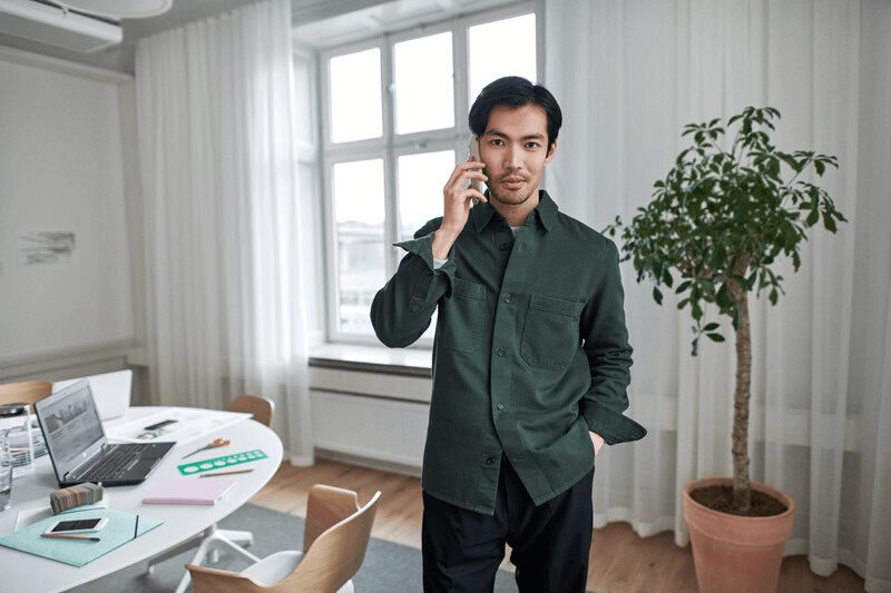 Man aan telefoon