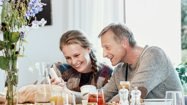 Man en vrouw aan ontbijttafel