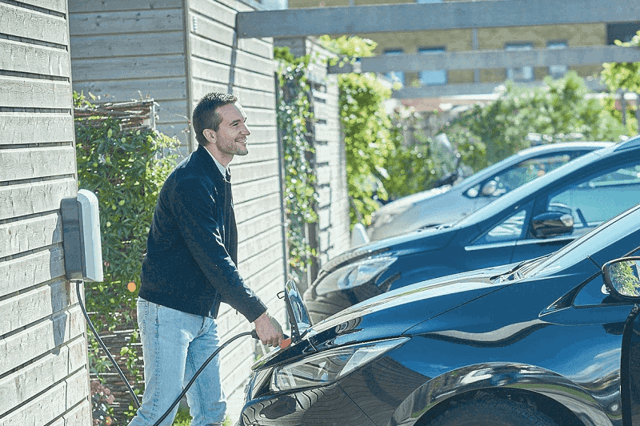 Man laadt zijn elektrische auto op achter zijn huis - Vattenfall over de beste elektrische auto