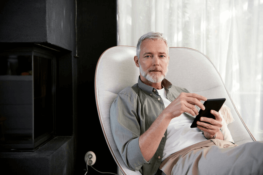 Man met tablet in luie stoel - Direct Besparen Check
