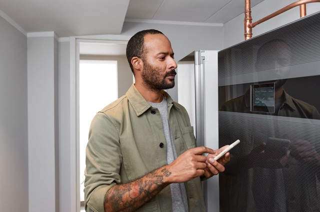 Man met afstandsbediening bij oven