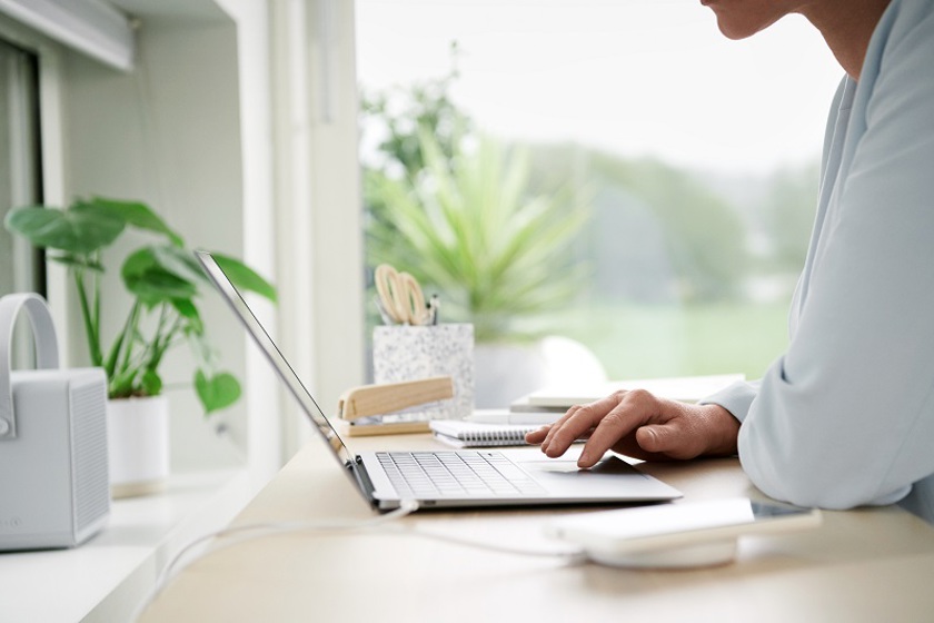 Meld een beveiligingslek | Close-up van de laptop van een vrouw in haar thuiskantoor