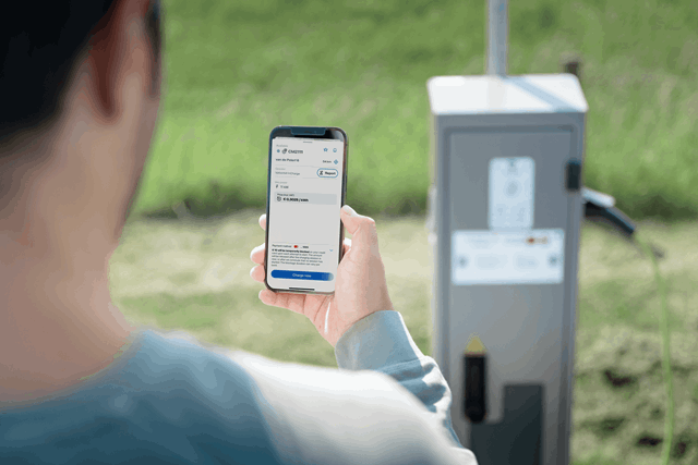 Man met InCharge app in de hand | Vattenfall over hoeveel een elektrische auto verbruikt
