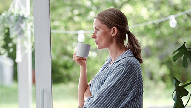 Vrouw drinkt koffie