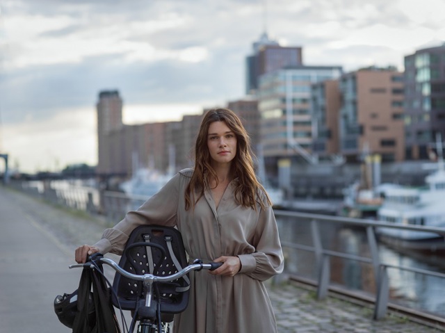 Een vrouw staat met de fiets aan de hand | Vattenfall over overstappen energieleverancier