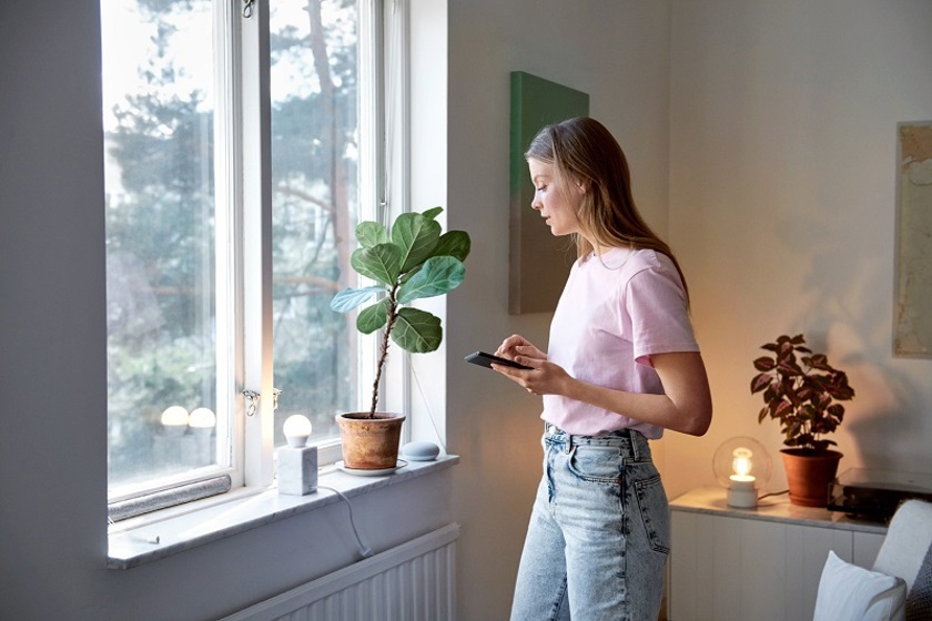 Vrouw kijkt uit het raam