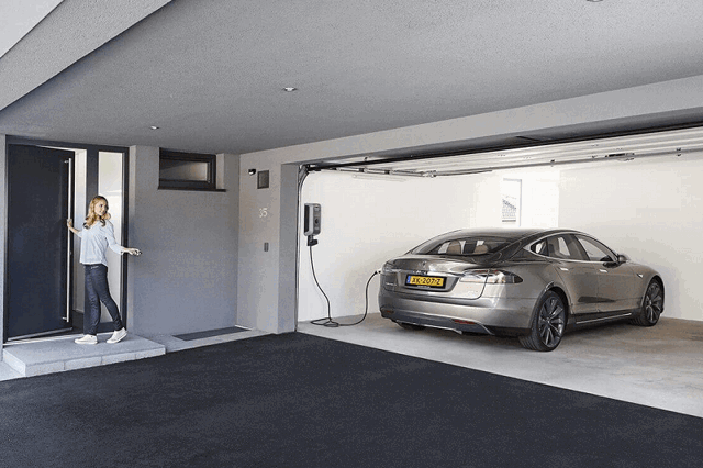 Vrouw laadt auto op thuis | Vattenfall over de kosten van elektrisch rijden
