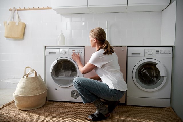 Vrouw zet de wasmachine en de wasdroger aan | Vattenfall over wasmachine verhuizen