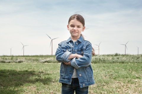 Duurzame energie Nederland stroom | Meisje bij windmolens
