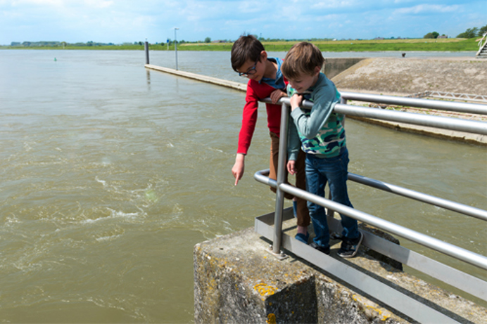 Duurzame energie waterkracht | Jongens bij waterkrachtcentrale