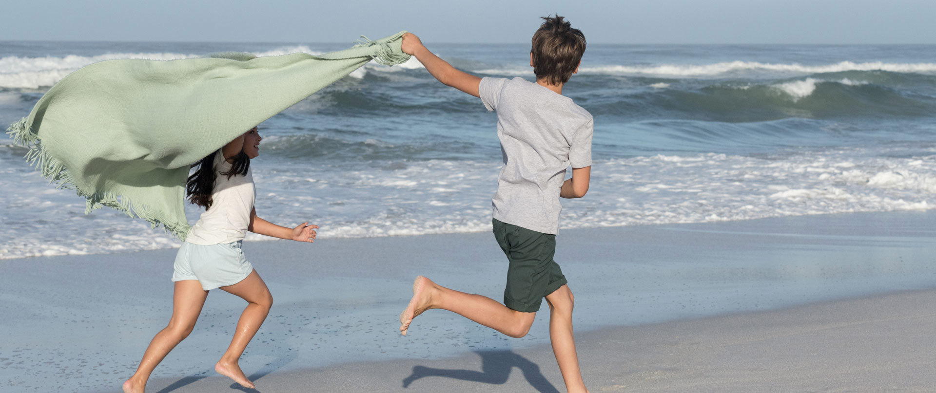 Duurzame energie | Kinderen rennen op het strand