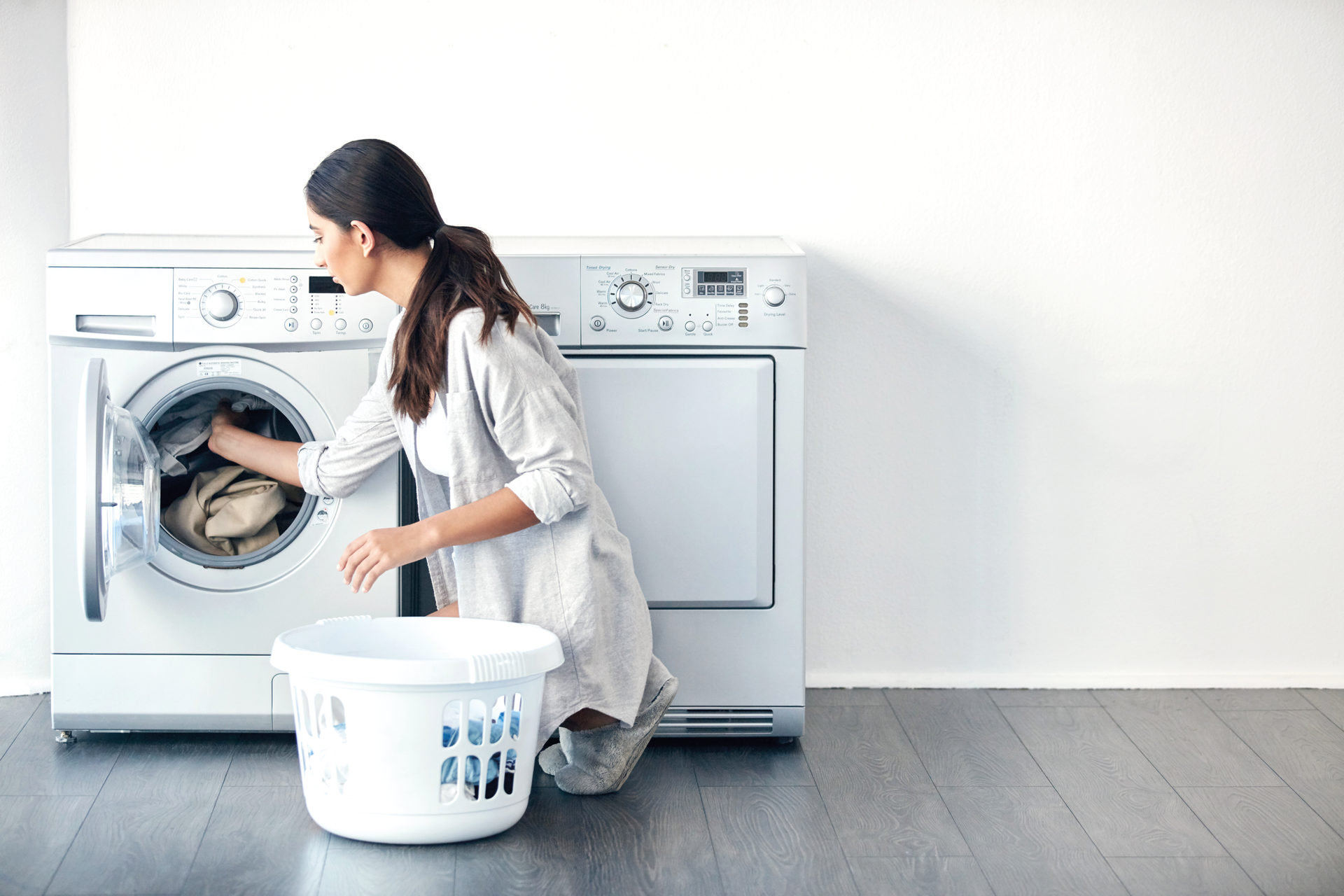 Vrouw is bezig met energiezuinig wassen