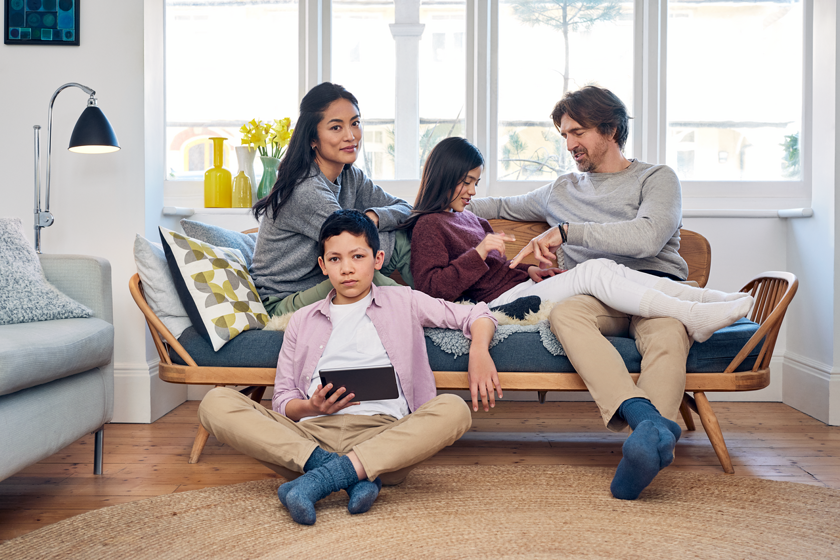 Familie bij elkaar op de bank