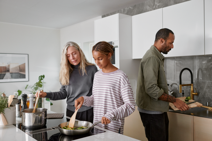 Familie kookt in de keuken