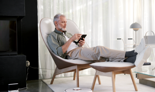 Man in stoel leest wat niet te doen bij energie besparen