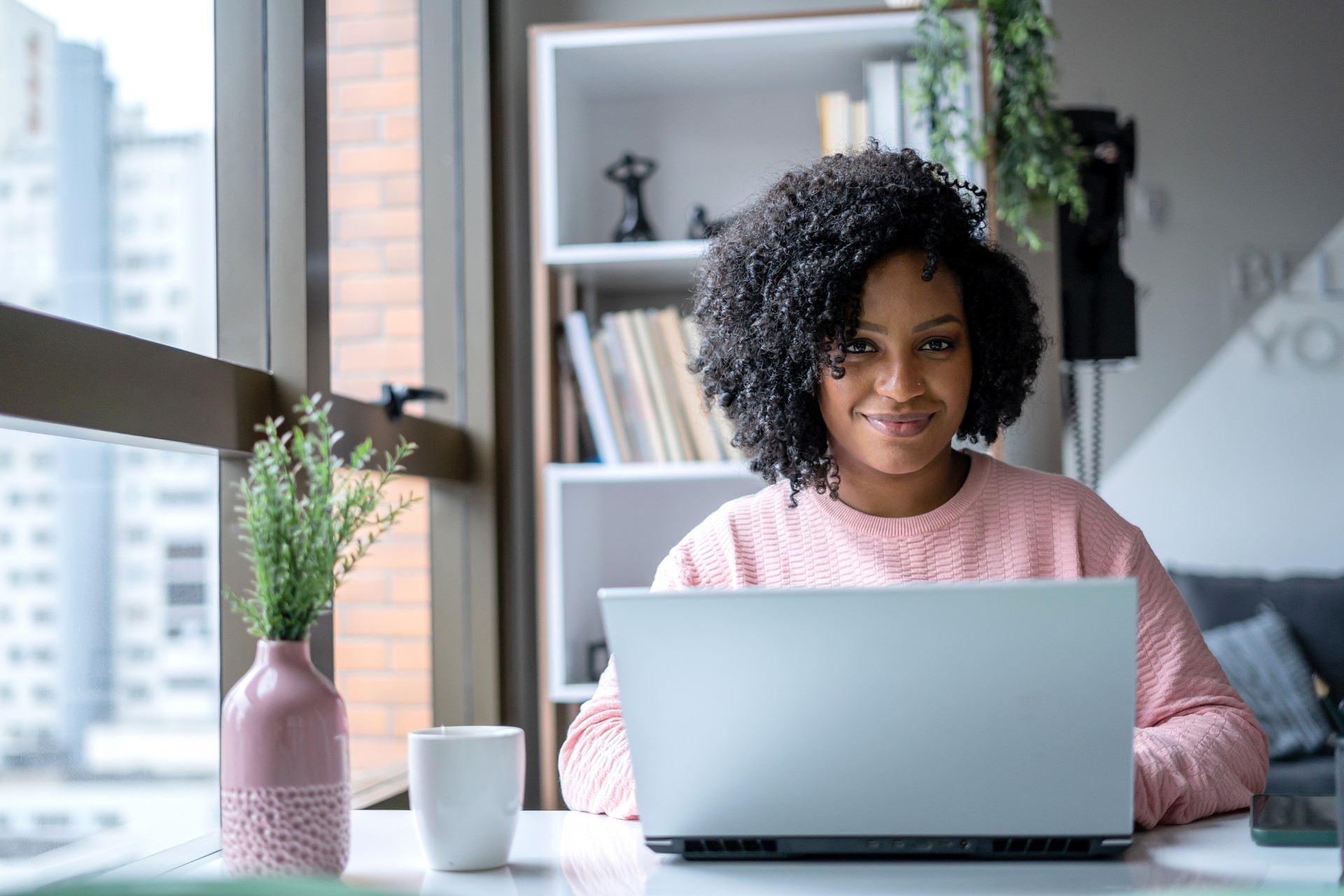 Lachende vrouw achter laptop