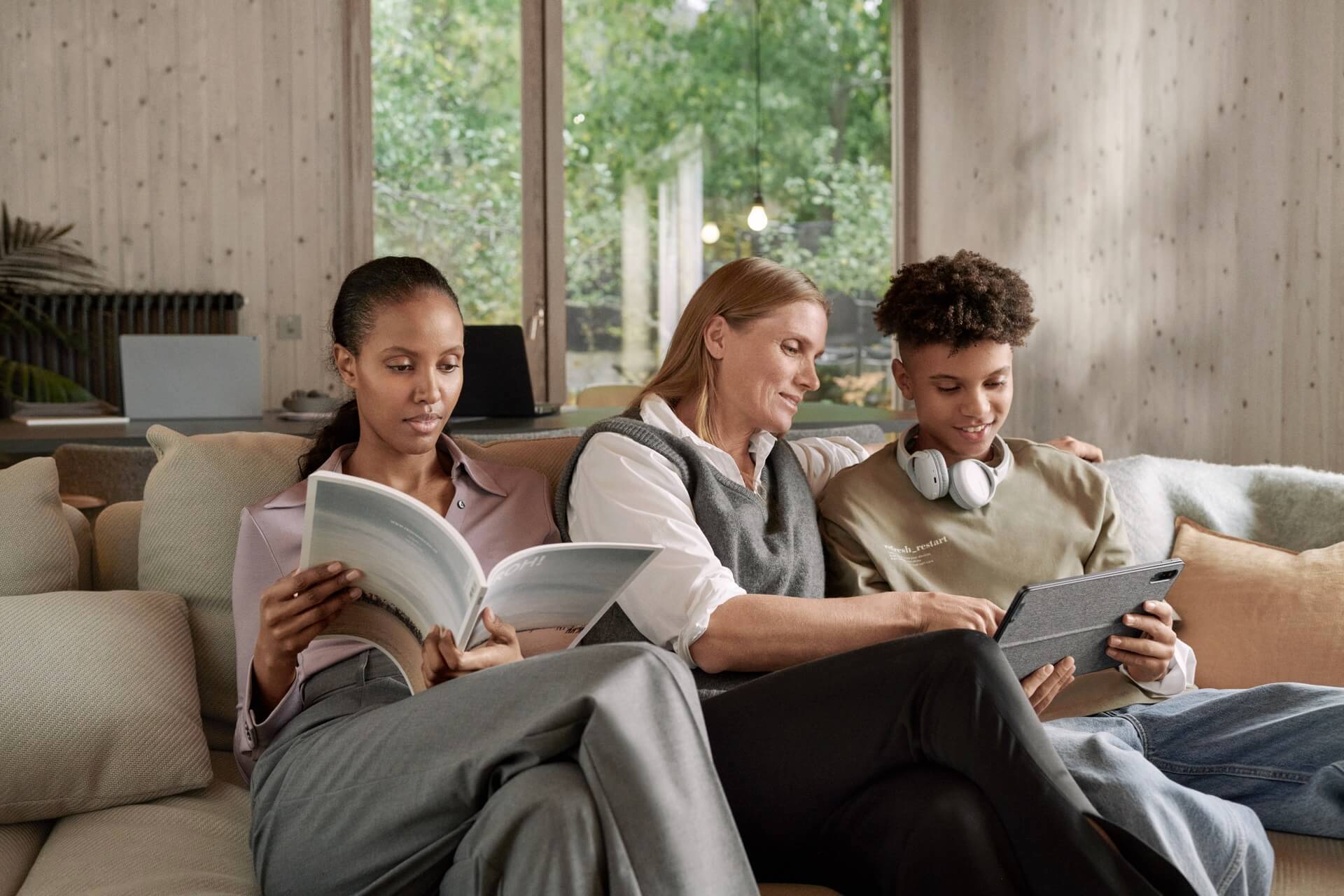 Twee vrouwen en een jongen zitten op de bank te lezen en op de laptop te kijken | Vattenfall over energielabels