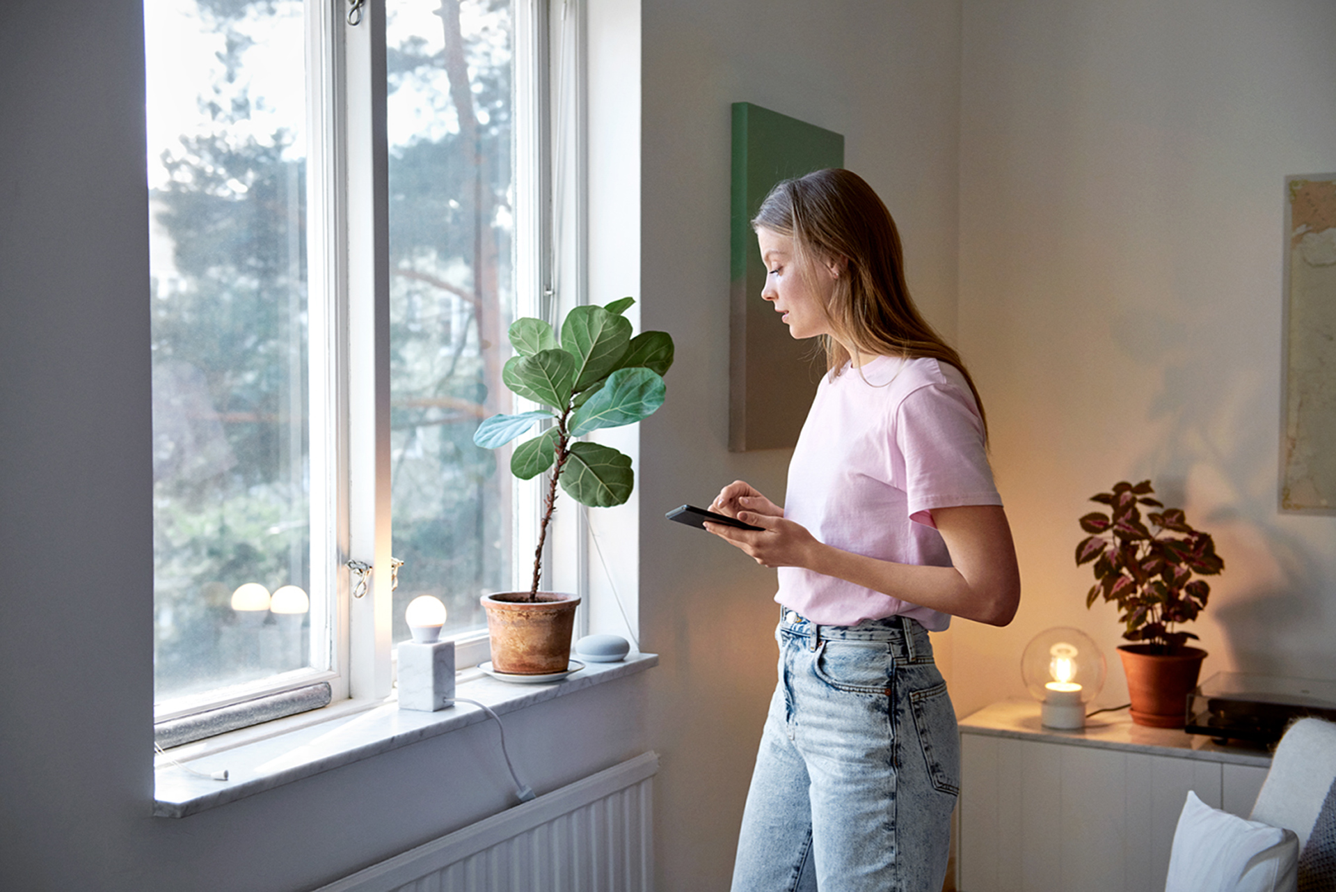 Vrouw kijkt op mobiel | Vattenfall groene stroom