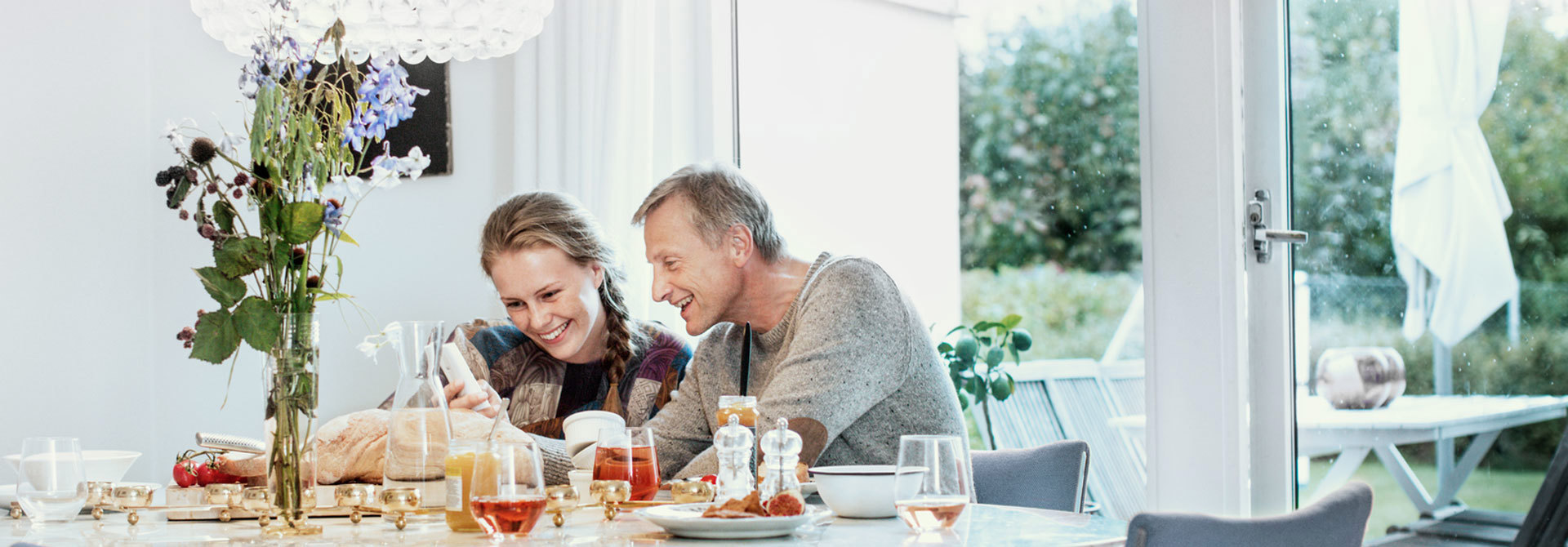 Huis beveiligen | Man en vrouw bekijken de instelmogelijkheden