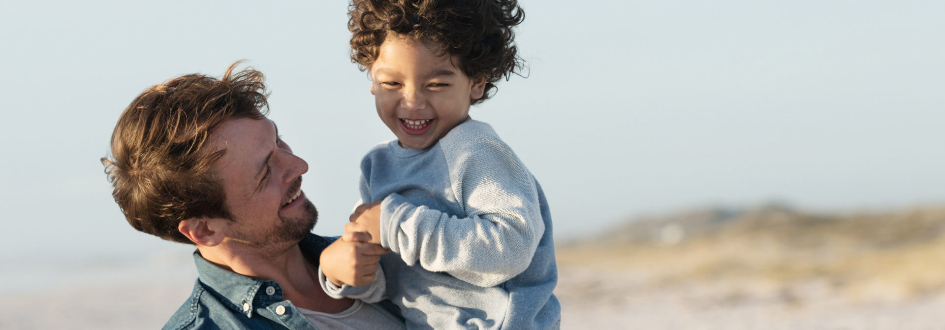 Offerte alarmsysteem huren | Vader en zoon op het strand